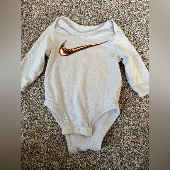 Nike Baby Girl Gray Bodysuit Onesie SIZE 0-3 Months - Picture 1 of 3